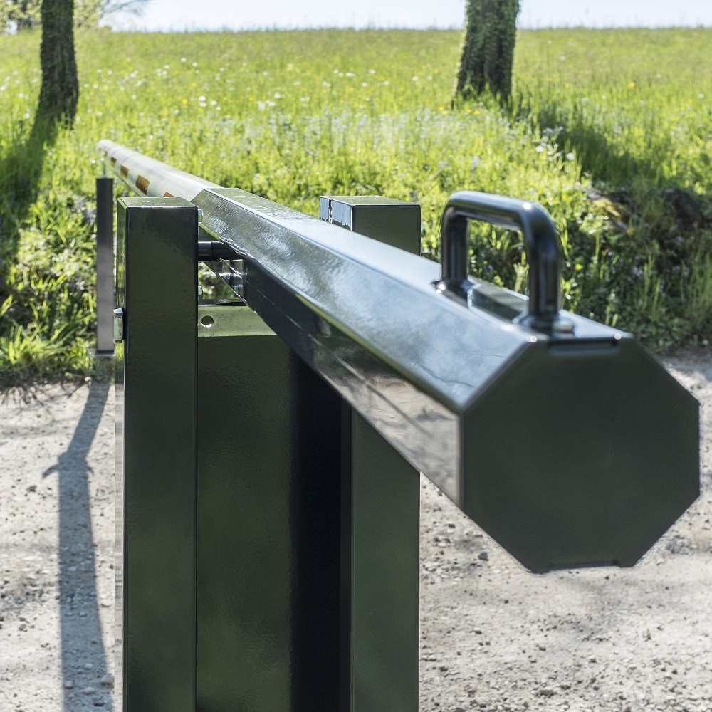 Durable manually operated territory barrier with 5m boom by Ripo!